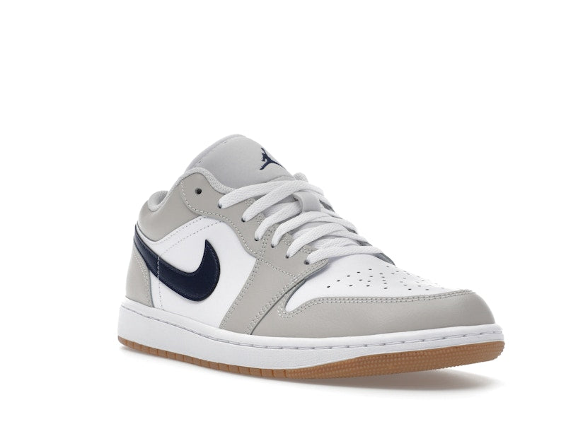 Air Jordan 1 Low Midnight Navy Neutral Grey, vista a 360 gradi 6 di 36