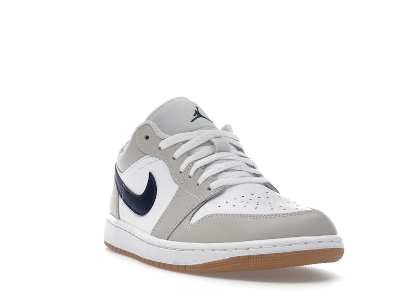 Air Jordan 1 Low Midnight Navy Neutral Grey, vista a 360 gradi 7 di 36