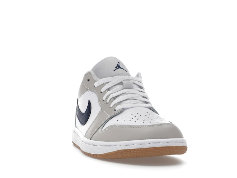 Air Jordan 1 Low Midnight Navy Neutral Grey, vista a 360 gradi 8 di 36