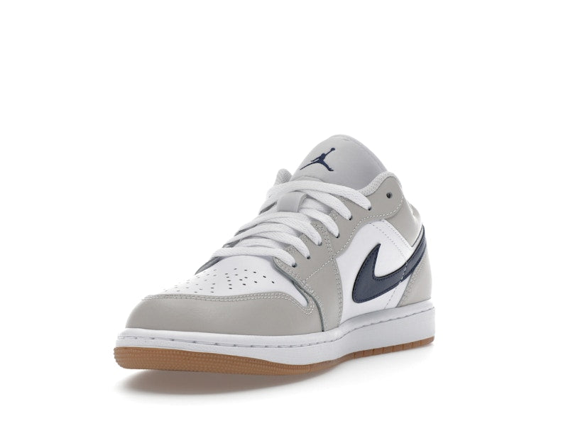 Air Jordan 1 Low Midnight Navy Neutral Grey, vista a 360 gradi 13 di 36