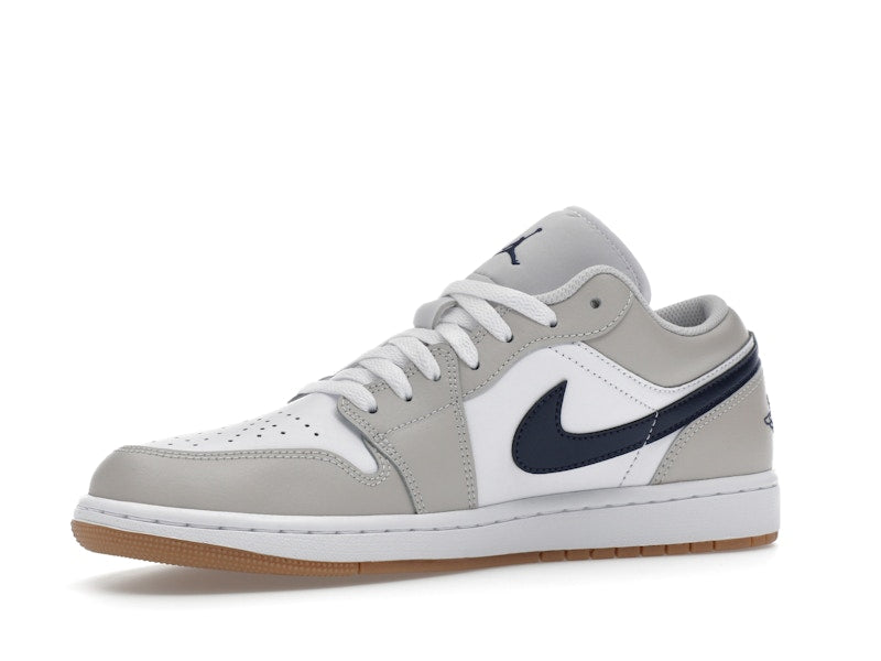 Air Jordan 1 Low Midnight Navy Neutral Grey, vista a 360 gradi 16 di 36