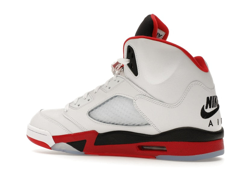 Air Jordan 5 Retro Fire Red Black Tongue (2025), vista a 360 gradi 22 di 36