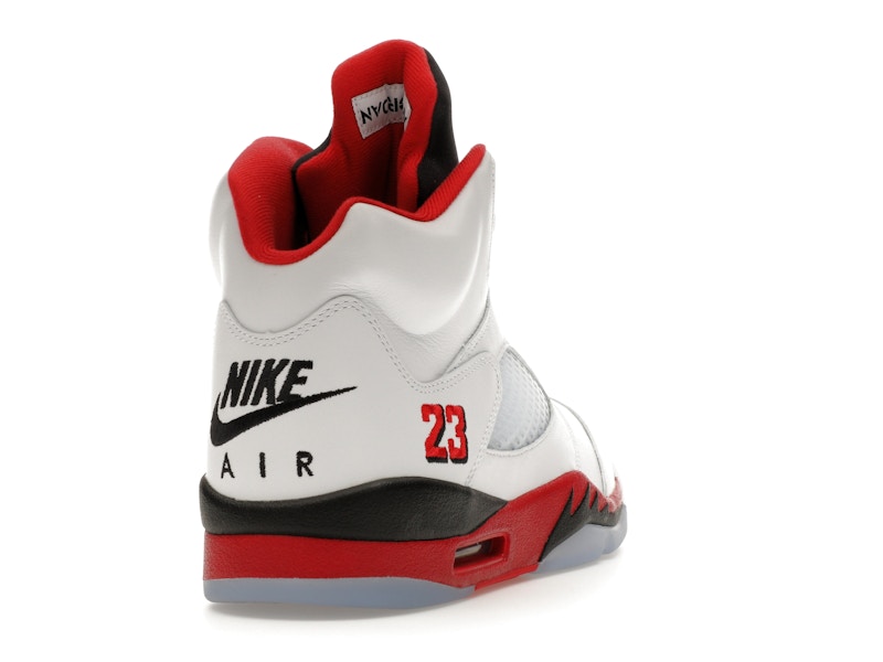 Air Jordan 5 Retro Fire Red Black Tongue (2025), vista a 360 gradi 30 di 36