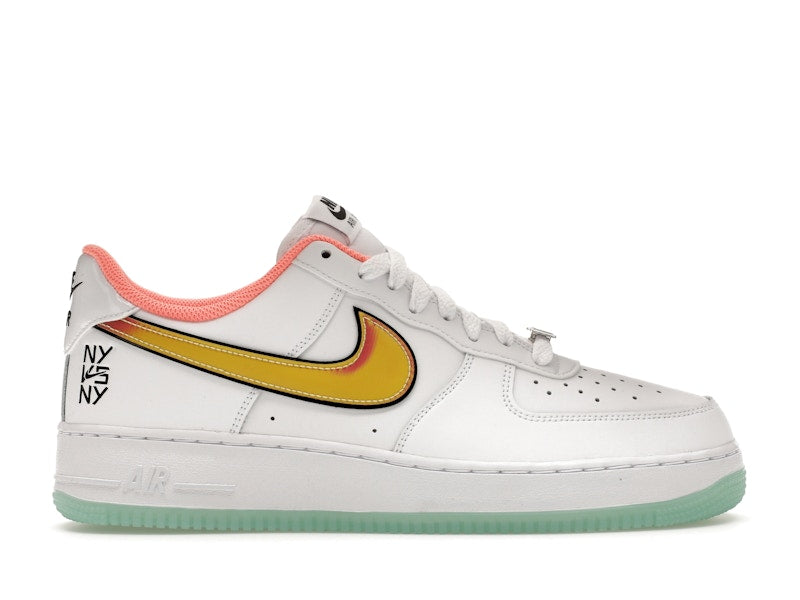 Nike Air Force 1 Low NY vs. NY White Crimson Pulse, vista a 360 gradi 1 di 36