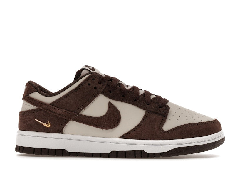 Nike Dunk Low Light Orewood Brown (Women's), vista a 360 gradi 3 di 39