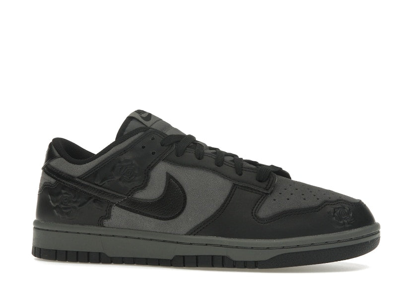 Nike Dunk Low Black Roses (Women's), vista a 360 gradi 3 di 36