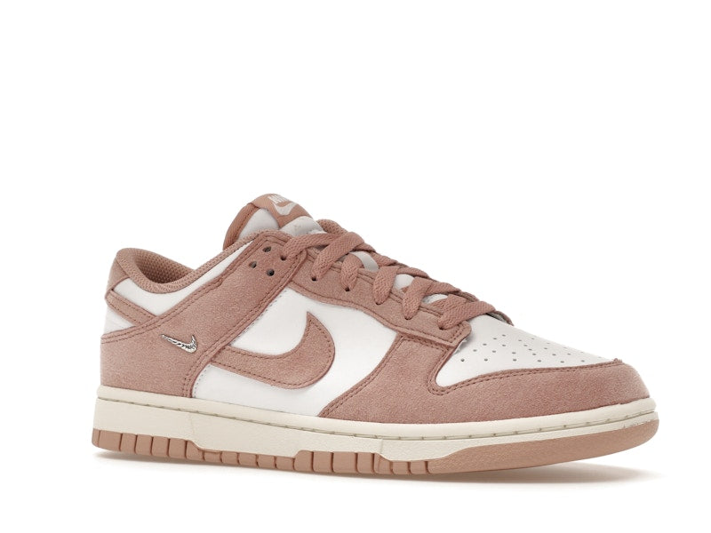 Nike Dunk Low Rose Whisper Gold Mini Swoosh (Women's), vista a 360 gradi 4 di 36