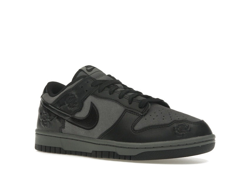 Nike Dunk Low Black Roses (Women's), vista a 360 gradi 5 di 36