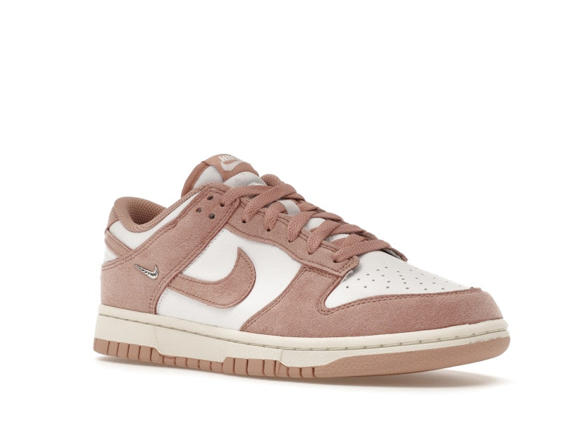 Nike Dunk Low Rose Whisper Gold Mini Swoosh (Women's), vista a 360 gradi 5 di 36