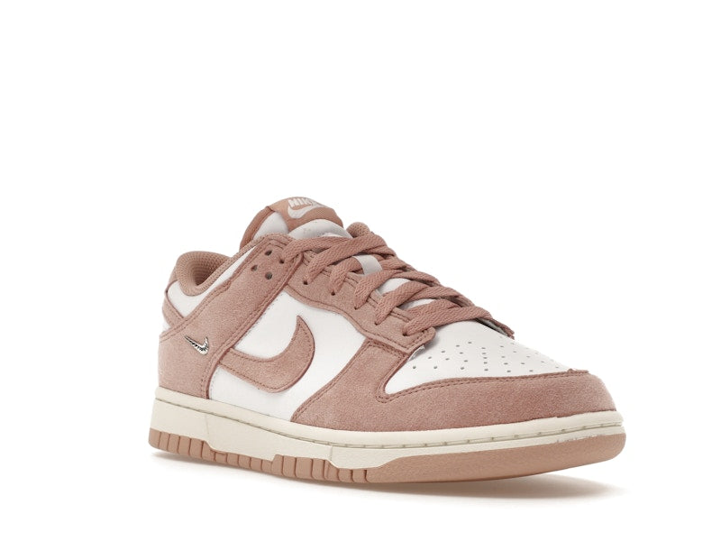 Nike Dunk Low Rose Whisper Gold Mini Swoosh (Women's), vista a 360 gradi 6 di 36