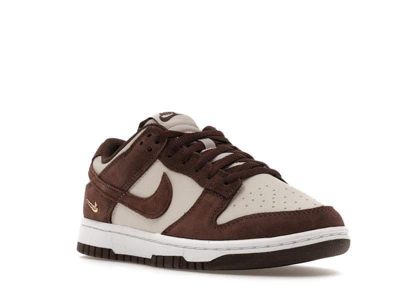 Nike Dunk Low Light Orewood Brown (Women's), vista a 360 gradi 7 di 39
