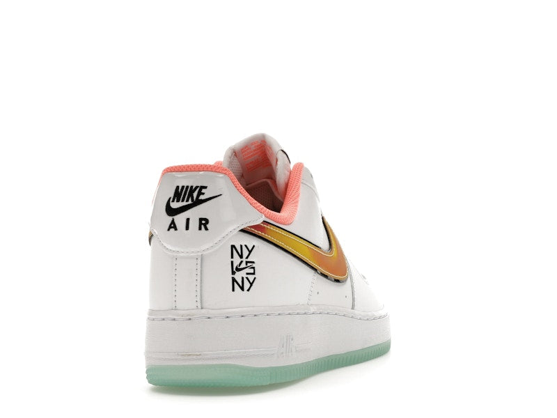 Nike Air Force 1 Low NY vs. NY White Crimson Pulse, vista a 360 gradi 30 di 36
