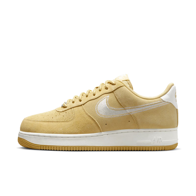 Nike Air Force 1 Low '07 LV8 Buff Gold Sail Embroidered Swoosh - vue profil