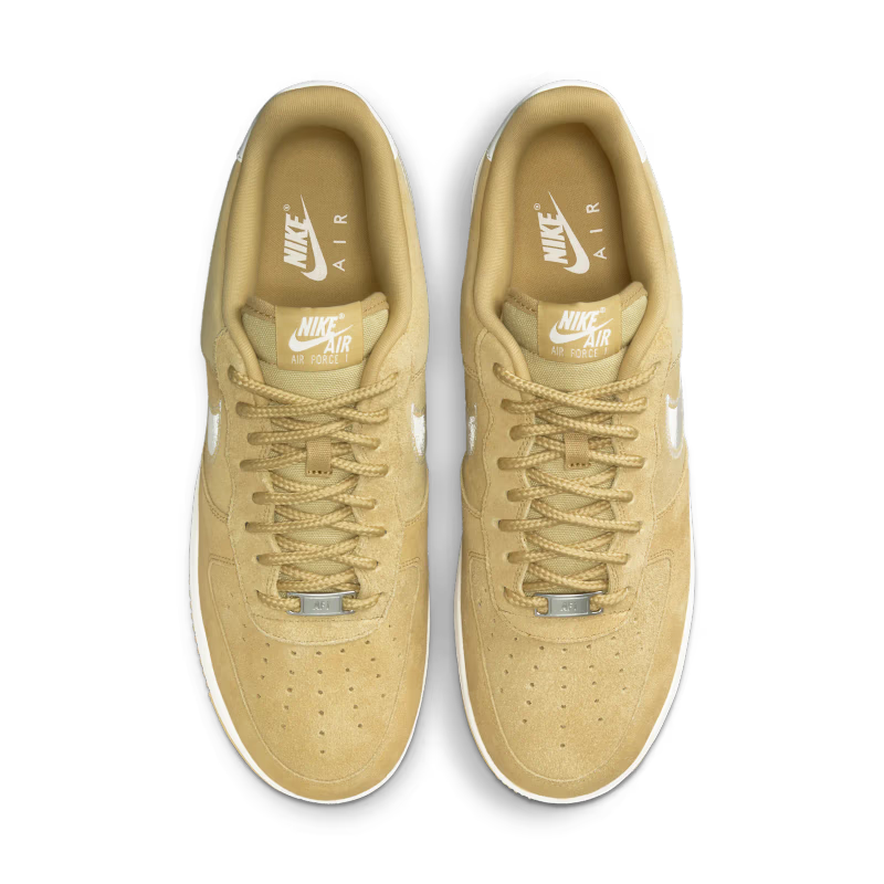 Nike Air Force 1 Low '07 LV8 Buff Gold Sail Embroidered Swoosh - vue dessus
