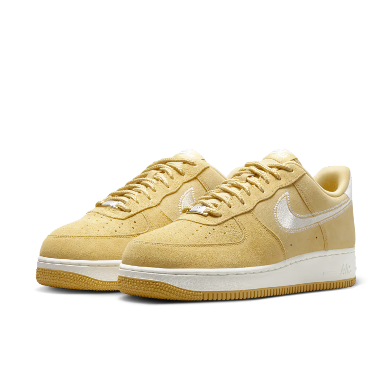 Nike Air Force 1 Low '07 LV8 Buff Gold Sail Embroidered Swoosh - vue paire