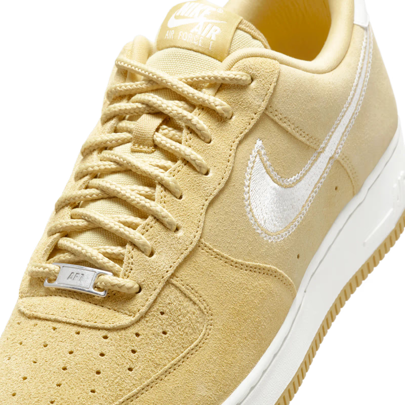 Nike Air Force 1 Low '07 LV8 Buff Gold Sail Embroidered Swoosh - vue detail