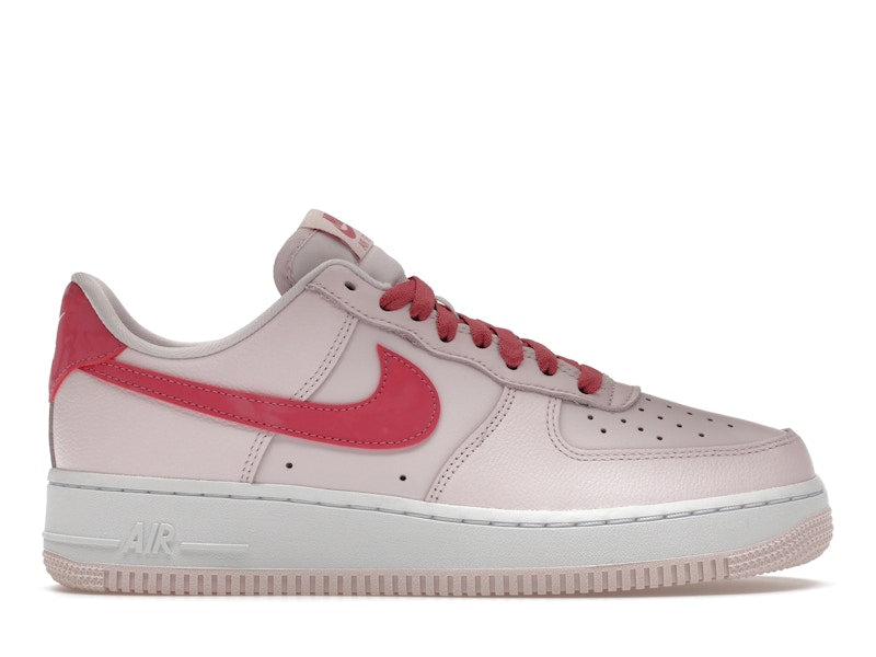 Nike Air Force 1 Low 07 Valentines Day (2026), vista a 360 gradi 1 di 36