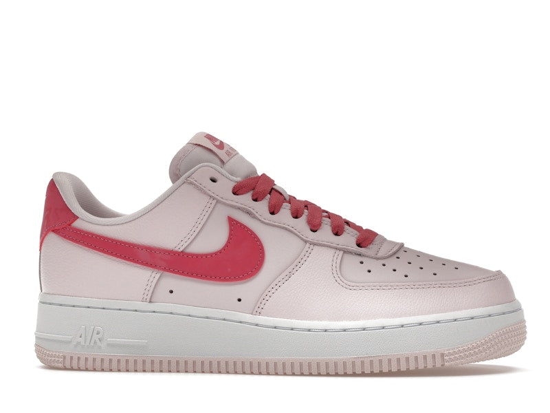 Nike Air Force 1 Low 07 Valentines Day (2026), vista a 360 gradi 2 di 36