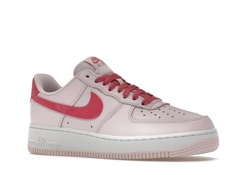 Nike Air Force 1 Low 07 Valentines Day (2026), vista a 360 gradi 4 di 36