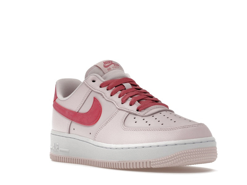 Nike Air Force 1 Low 07 Valentines Day (2026), vista a 360 gradi 6 di 36