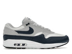 Nike Air Max 1 Essential Summit White Armory Navy, vista a 360 gradi 1 di 36