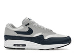 Nike Air Max 1 Essential Summit White Armory Navy, vista a 360 gradi 2 di 36