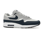 Nike Air Max 1 Essential Summit White Armory Navy, vista a 360 gradi 3 di 36