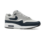 Nike Air Max 1 Essential Summit White Armory Navy, vista a 360 gradi 4 di 36