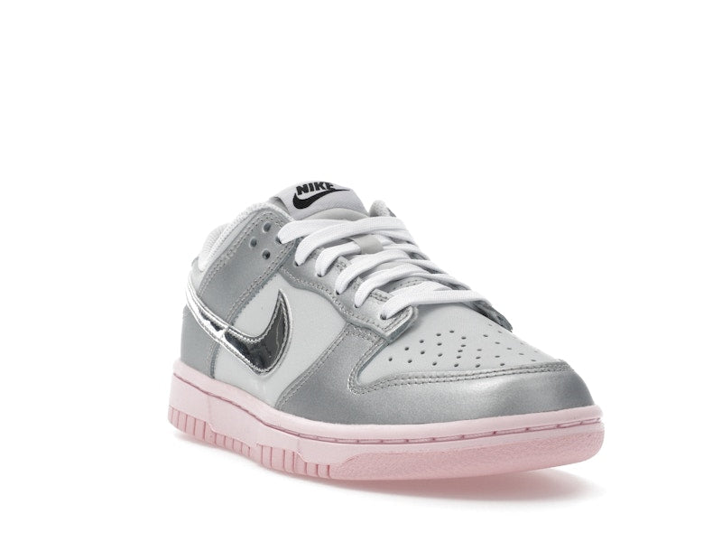 Nike Dunk Low Lx Metallic Silver Pink Foam, vista a 360 gradi 7 di 36