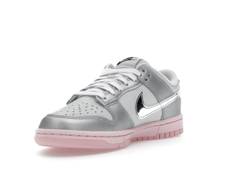 Nike Dunk Low Lx Metallic Silver Pink Foam, vista a 360 gradi 14 di 36