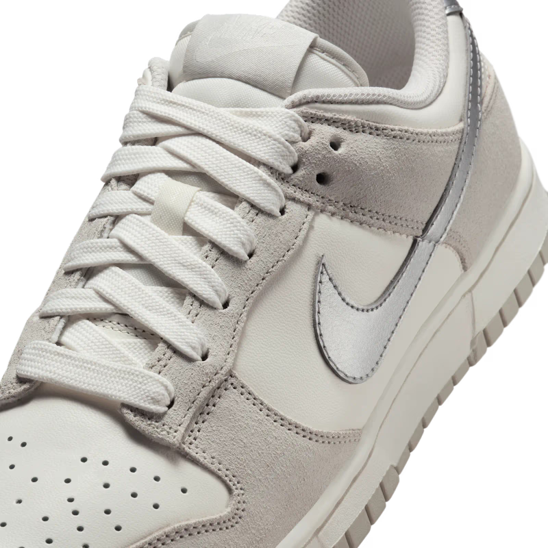 Nike Dunk Low Silver Swoosh (Women's) - vue detail