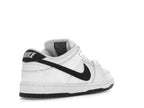 Nike SB Dunk Low White Black, vista a 360 gradi 32 di 36
